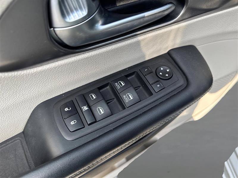 Used 2023 Chrysler Pacifica Touring-L FWD image 30