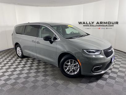 Used 2025 Chrysler Pacifica Select