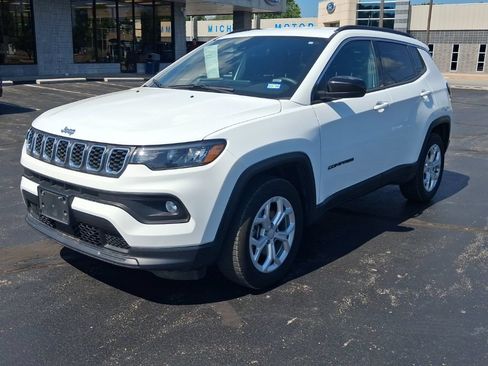 Used 2024 Jeep Compass Latitude AWD/4WD image 2