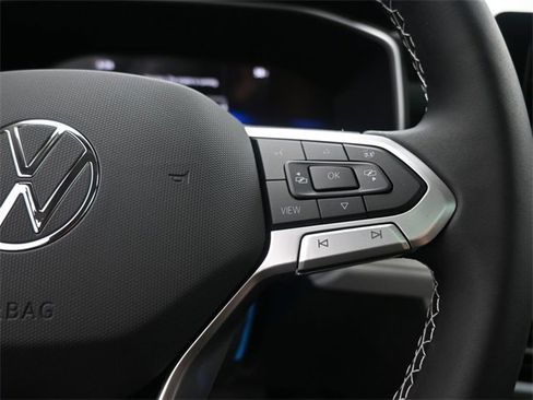 Used 2025 Volkswagen Taos SE w/ Panoramic Sunroof Package image 2