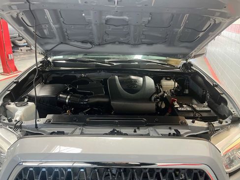 Used 2021 Toyota Tacoma TRD Off-Road w/ Technology Package AWD/4WD image 27