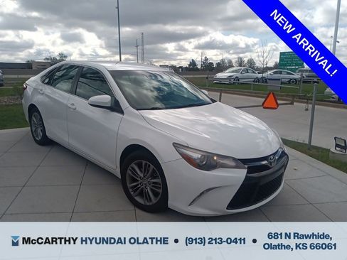 Used 2017 Toyota Camry SE image 1