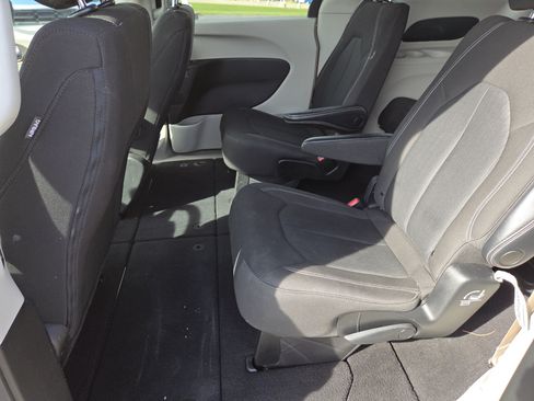 Used 2022 Chrysler Voyager LX FWD image 9