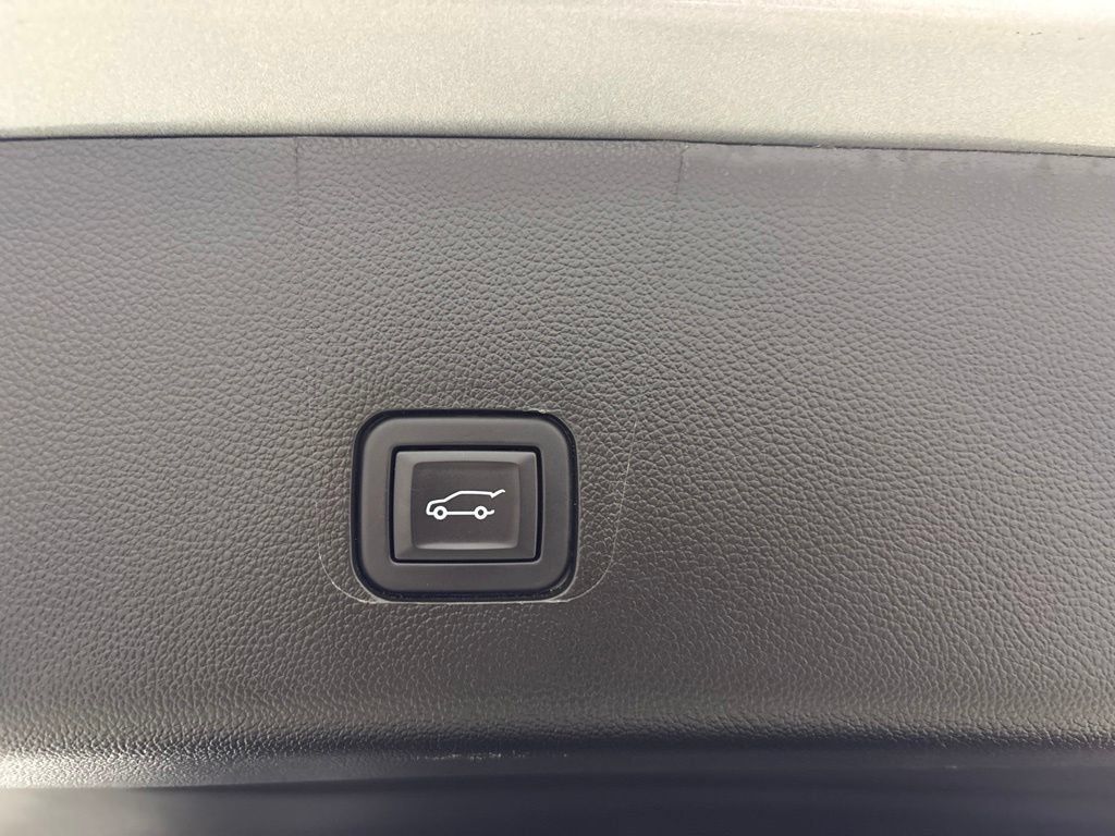 Used 2023 Chevrolet Traverse LT AWD/4WD image 38
