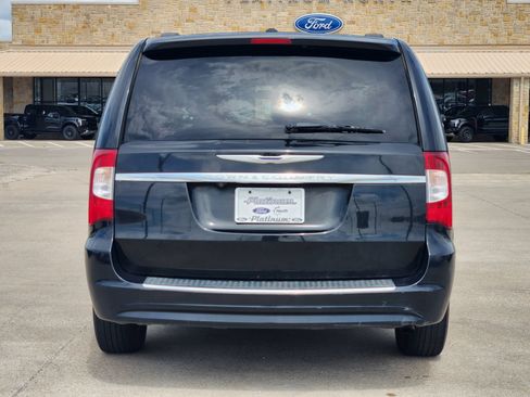 Used 2014 Chrysler Town & Country Touring FWD image 8