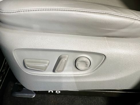 Used 2023 Toyota Highlander Limited image 15