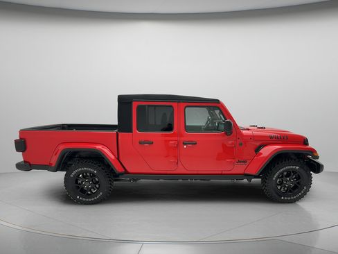 Used 2024 Jeep Gladiator Sport AWD/4WD image 4