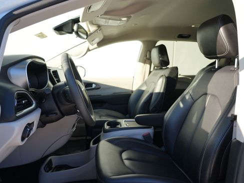 Used 2024 Chrysler Pacifica Touring-L image 12