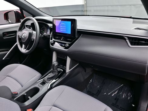 Used 2024 Toyota Corolla Cross SE image 14