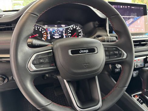 Used 2025 Jeep Compass Trailhawk AWD/4WD image 28