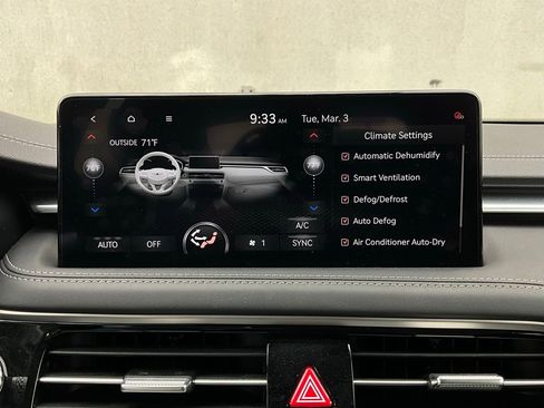 Used 2025 Genesis G70 2.5T image 31