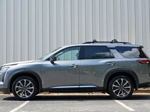 Used 2026 Nissan Pathfinder Platinum FWD image 9