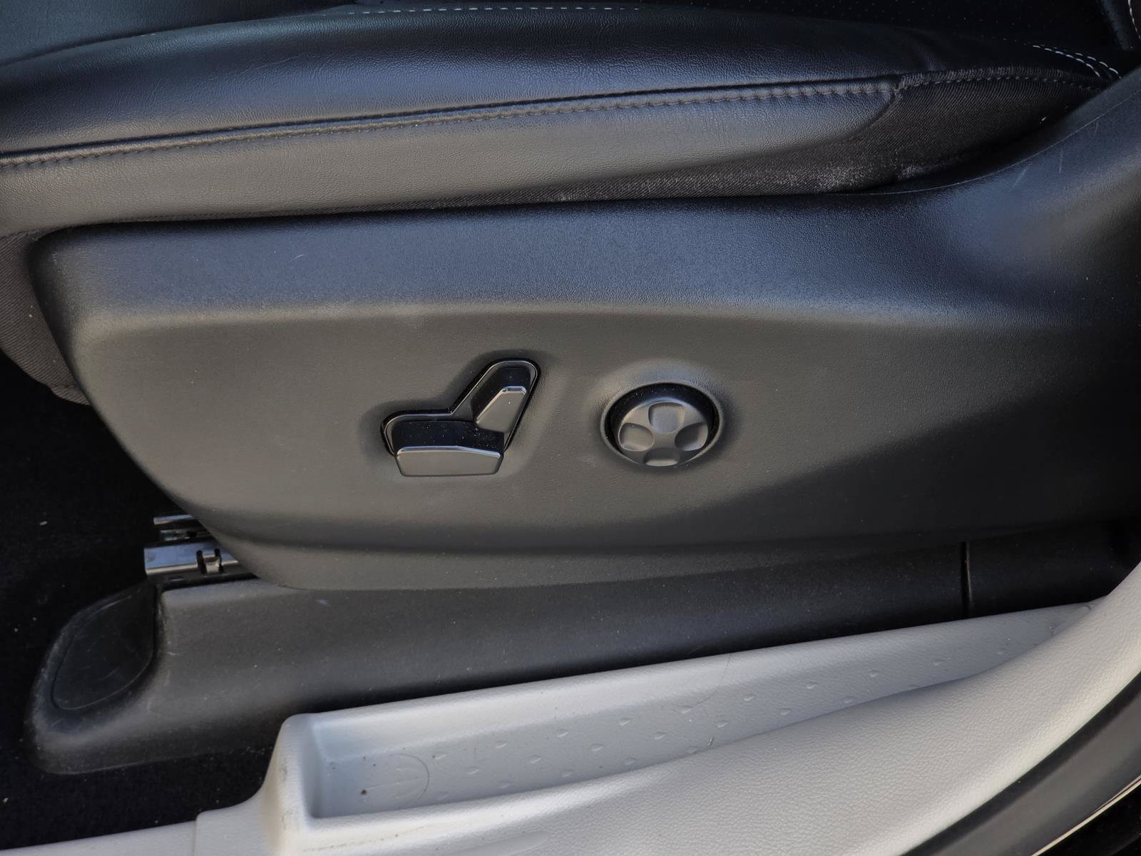 Used 2024 Chrysler Pacifica Touring-L FWD image 29