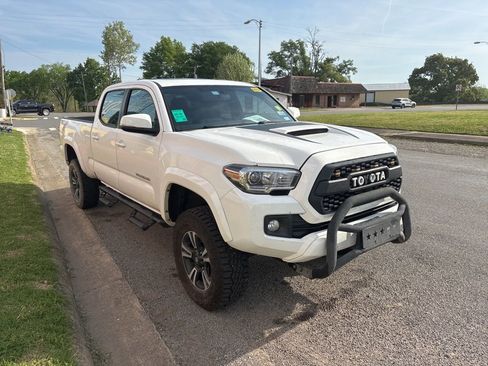 Used 2017 Toyota Tacoma TRD Sport image 8