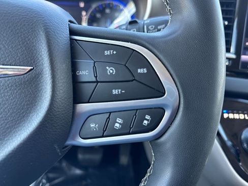 Used 2022 Chrysler Pacifica Touring-L image 16