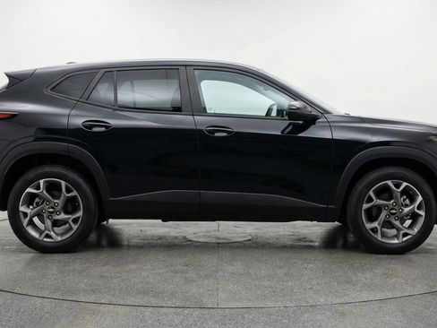 Used 2025 Chevrolet Trax LT FWD image 11