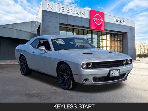 Used 2019 Dodge Challenger SXT w/ Blacktop Package image 2