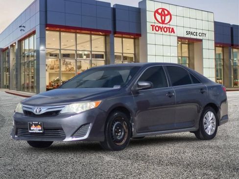 Used 2014 Toyota Camry LE FWD image 2