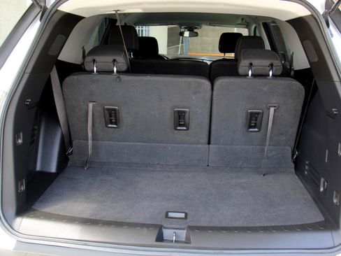 Used 2021 Chevrolet Traverse LS image 23