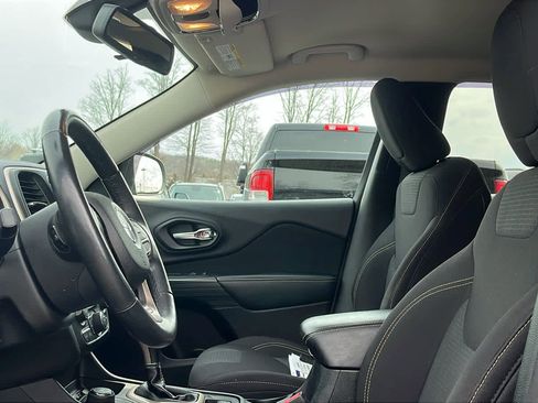 Used 2017 Jeep Cherokee Latitude w/ Cold Weather Group image 11