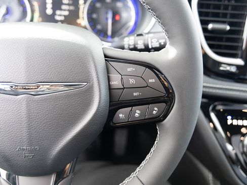 New 2026 Chrysler Pacifica Limited w/ S Appearance Package AWD/4WD image 29