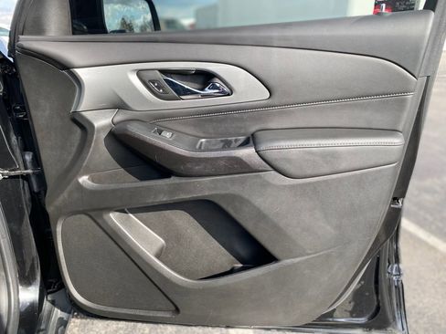 Used 2023 Chevrolet Traverse LT FWD image 9