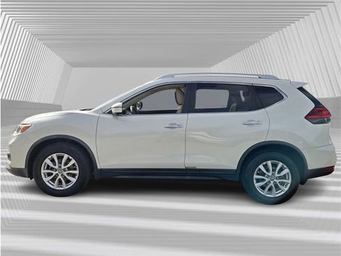 Used 2017 Nissan Rogue SV w/ SV Premium Package image 2