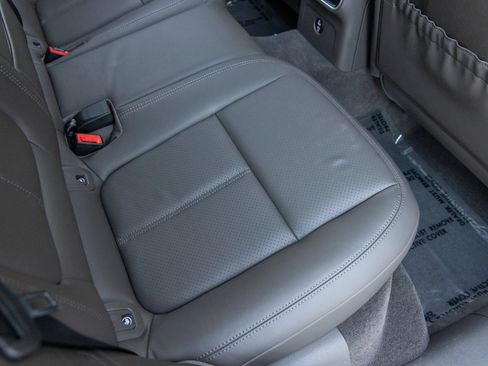 Certified 2025 Porsche Macan image 46