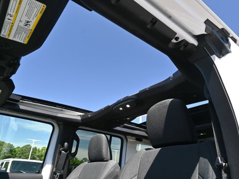 Used 2025 Jeep Wrangler Sahara w/ Safety Group image 9