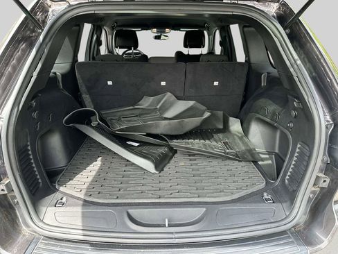Used 2021 Jeep Grand Cherokee Laredo AWD/4WD image 11