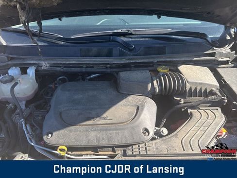 Used 2024 Chrysler Pacifica Touring-L image 9