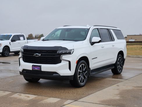 Used 2023 Chevrolet Suburban RST image 2