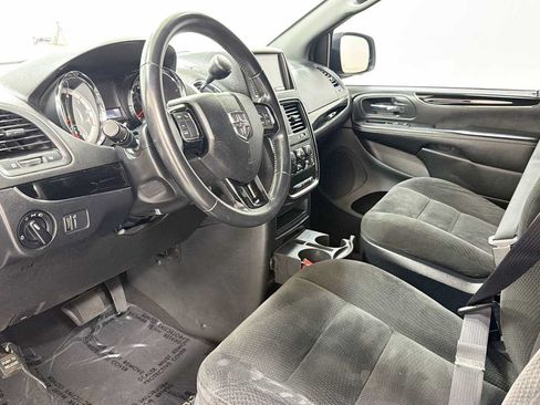 Used 2017 Dodge Grand Caravan SE FWD image 12