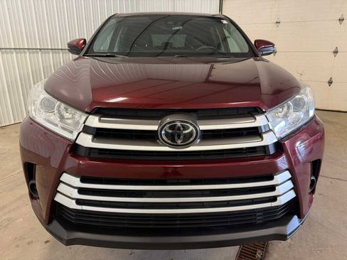Used 2019 Toyota Highlander LE AWD/4WD image 3