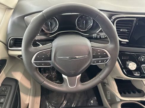 Used 2023 Chrysler Pacifica Touring-L FWD image 22