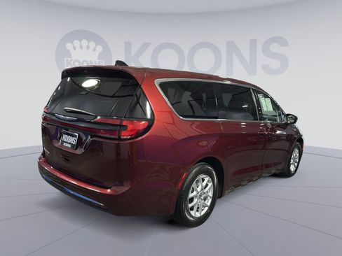 Used 2023 Chrysler Pacifica Touring-L FWD image 7