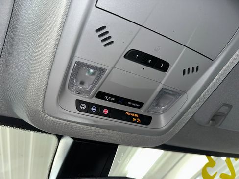 Certified 2023 GMC Acadia SLT w/ Preferred Package image 18