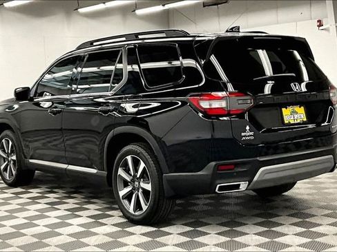 Used 2025 Honda Pilot Touring image 3