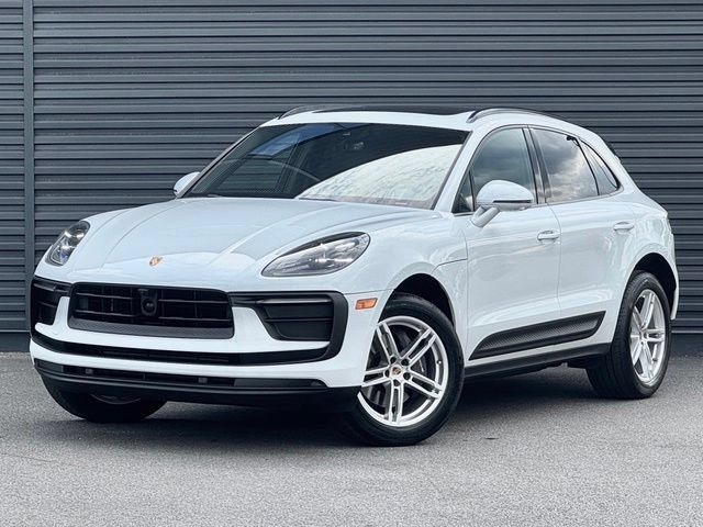Used 2022 Porsche Macan AWD/4WD image 1
