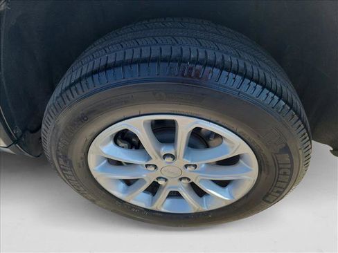 Used 2022 Jeep Grand Cherokee Laredo E image 12