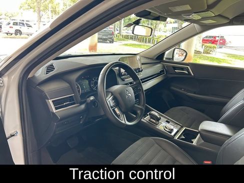Used 2023 Mitsubishi Outlander SE FWD image 6