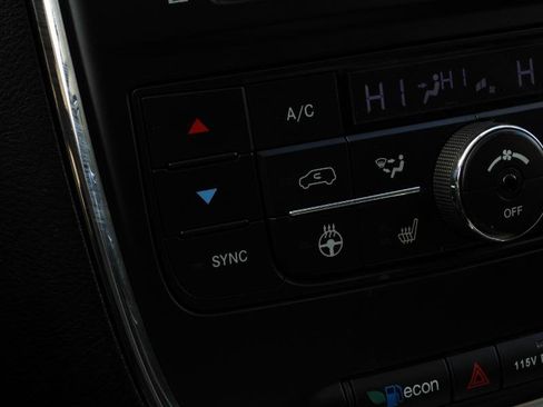 Used 2014 Chrysler Town & Country Touring-L image 41