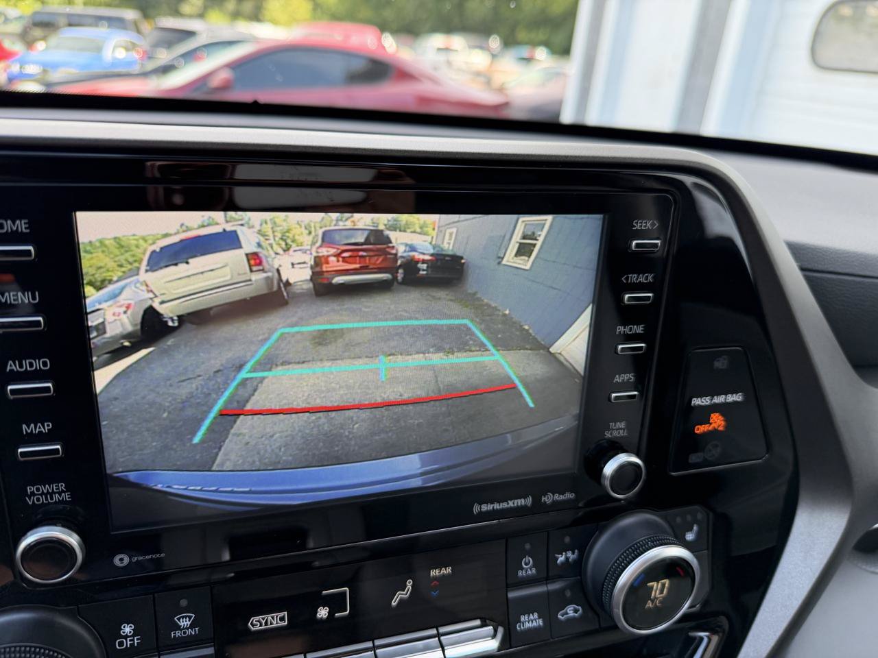 Used 2021 Toyota Highlander XLE AWD/4WD image 19