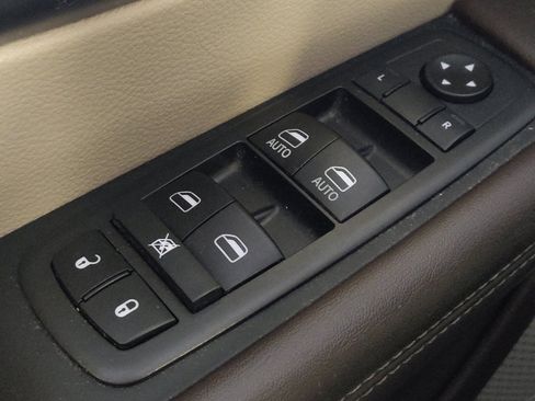 Used 2019 Chrysler Pacifica Touring Plus w/ Tire & Wheel Group FWD image 27