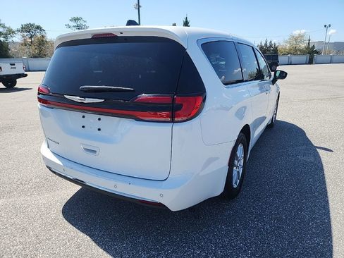 Used 2023 Chrysler Pacifica Touring-L image 5