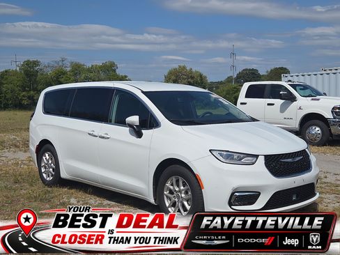 Used 2023 Chrysler Pacifica Touring-L FWD image 1