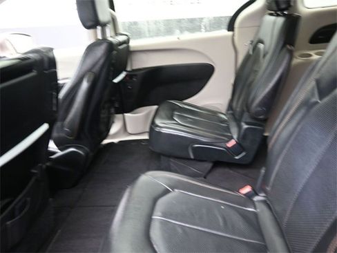 Used 2018 Chrysler Pacifica Touring-L Plus w/ Tire & Wheel Group image 23