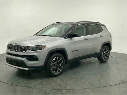 Used 2025 Jeep Compass Trailhawk image 3