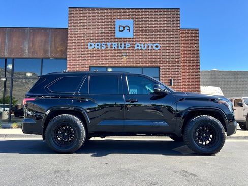 Used 2023 Toyota Sequoia Platinum AWD/4WD image 7