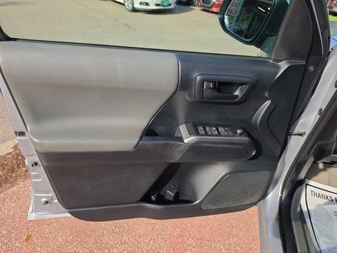 Used 2018 Toyota Tacoma SR5 AWD/4WD image 10